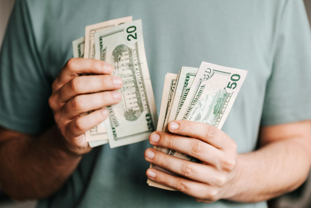 Calculator showing real estate commission savings — 3% vs 1.25% listing comparison