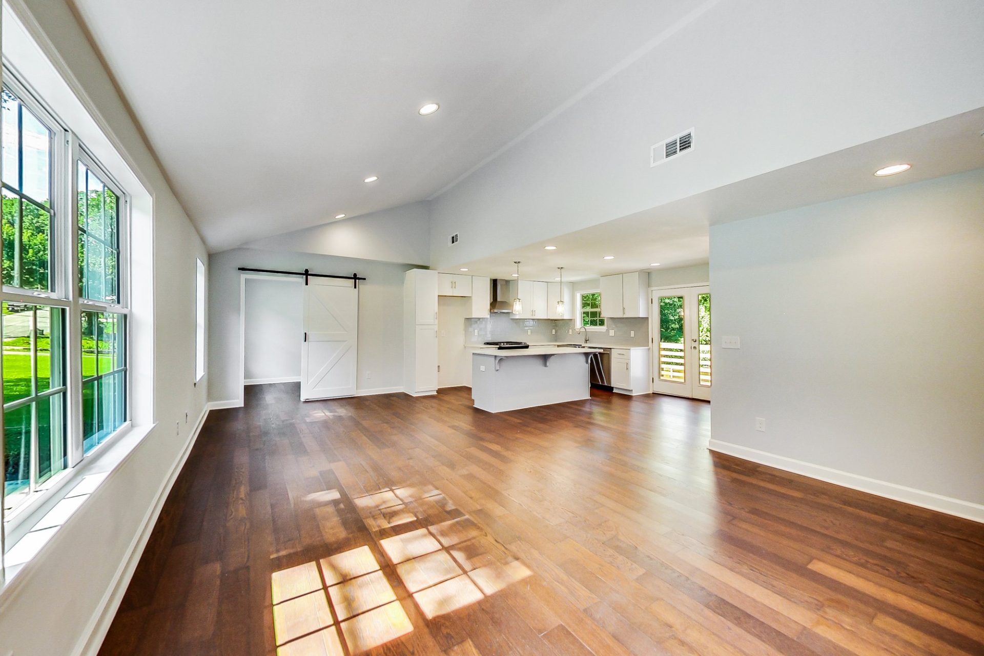 1261 Kenilworth Drive SW — photo 2