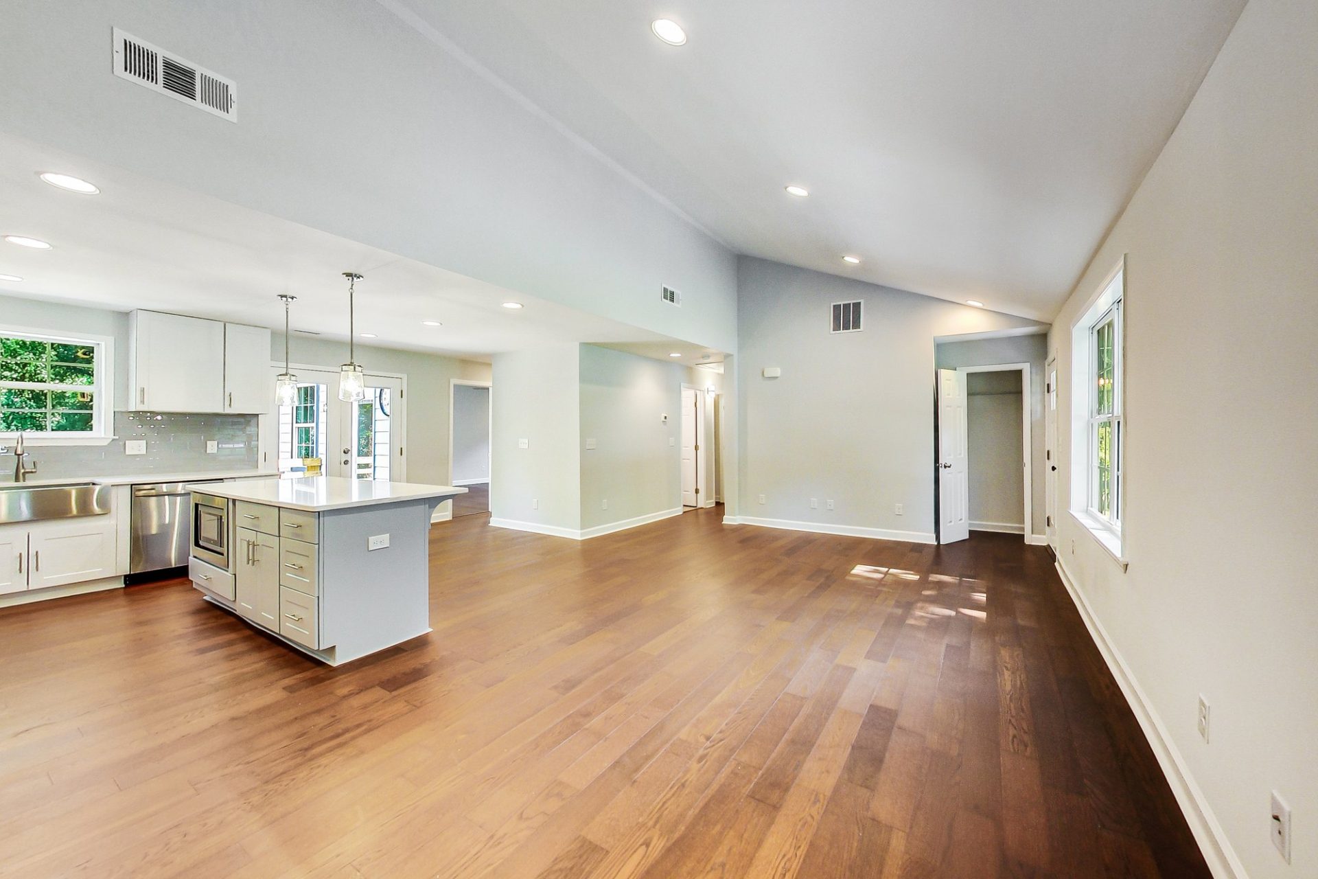 1261 Kenilworth Drive SW — photo 3