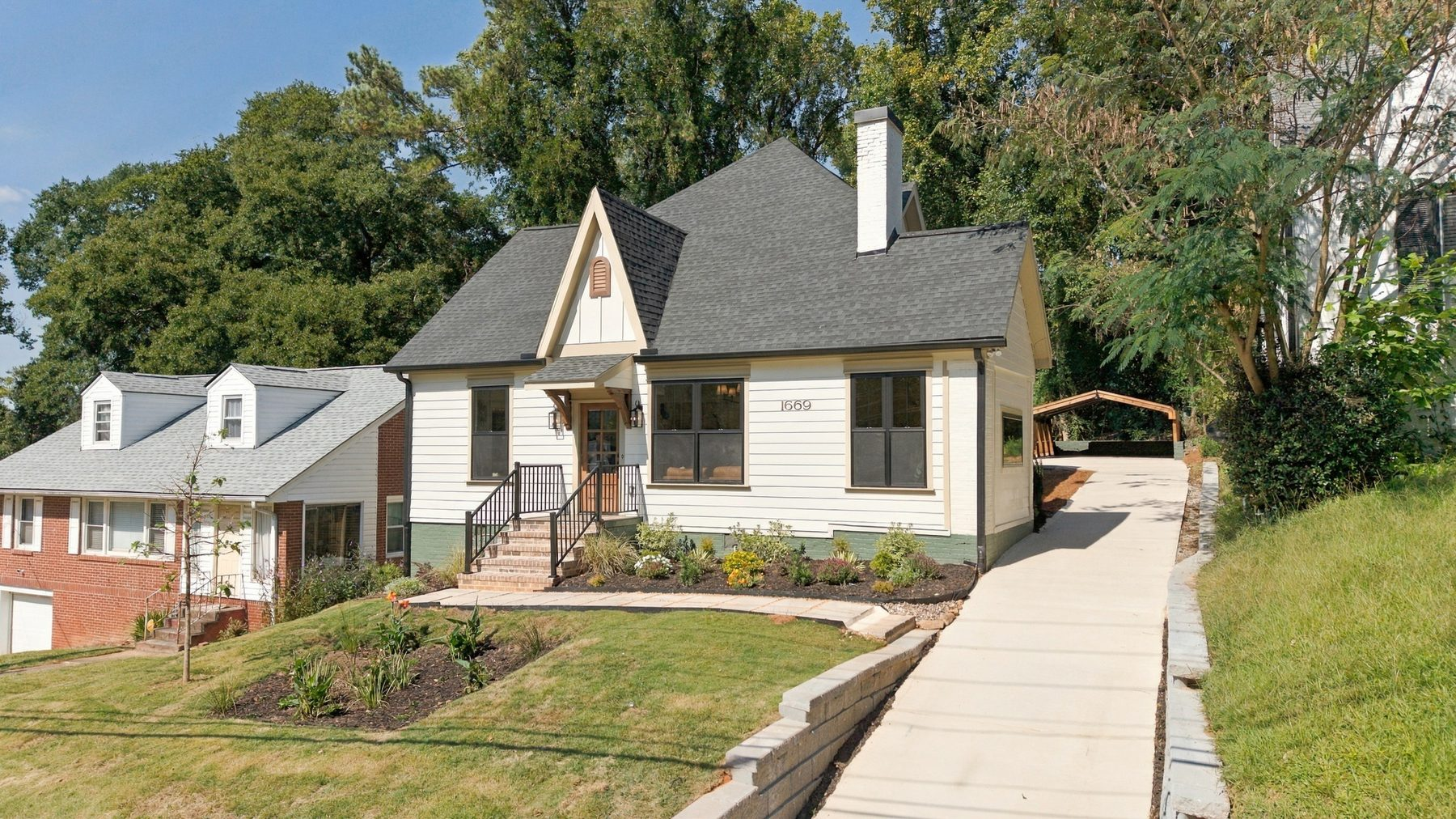 1669 Beecher St SW photo 2